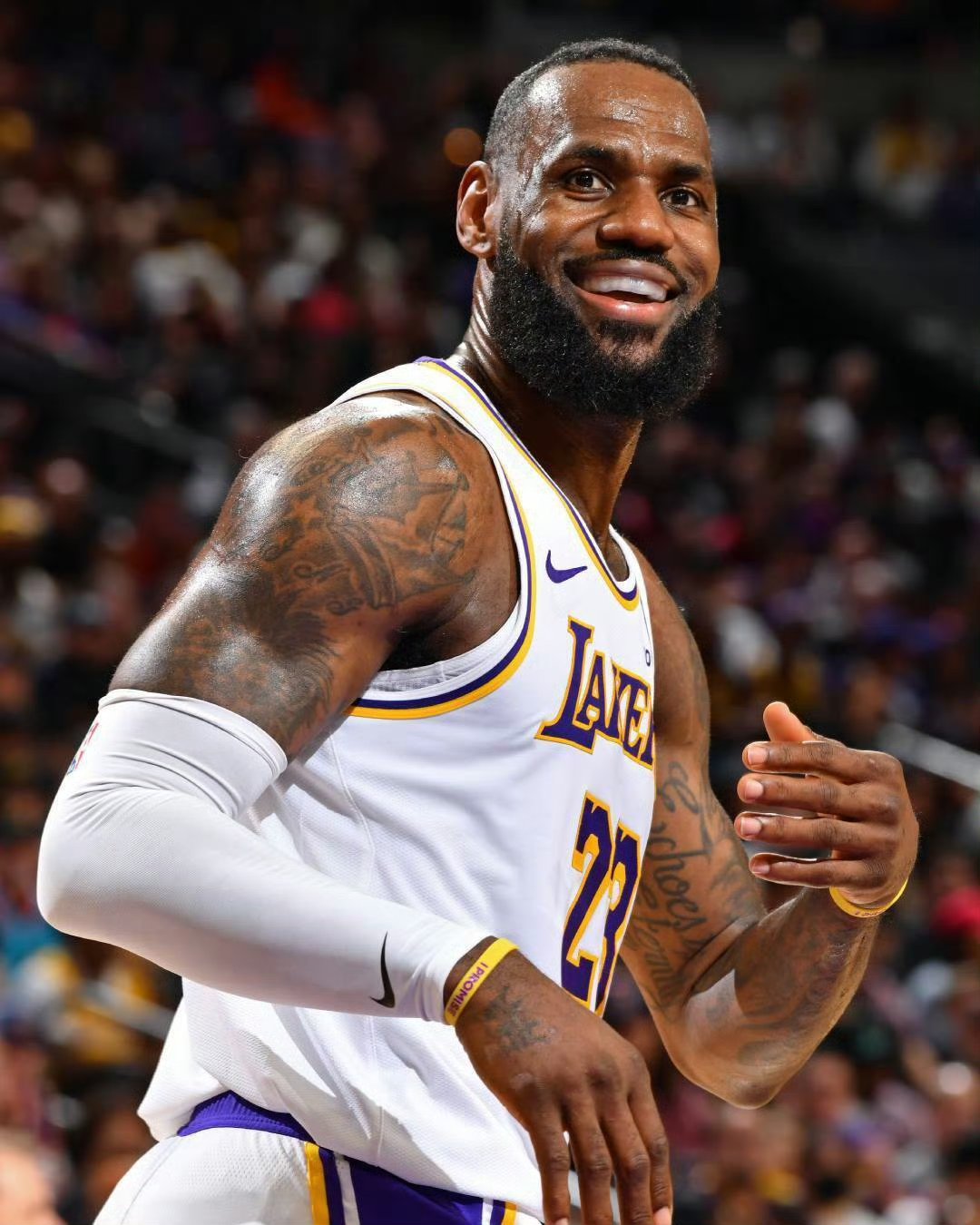 九游娱乐-关于詹姆斯连续二十场比赛得分超过惊险取胜，塞尔维亚队挑战极限！的信息