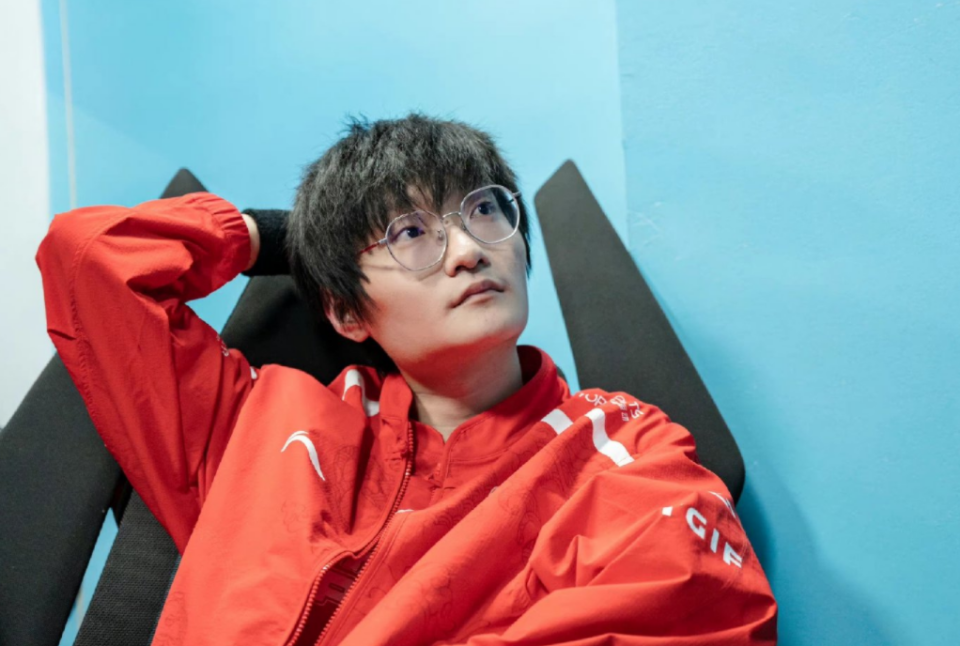 包含Rookie爆冷击败老鹰，精彩发挥引爆全场！的词条